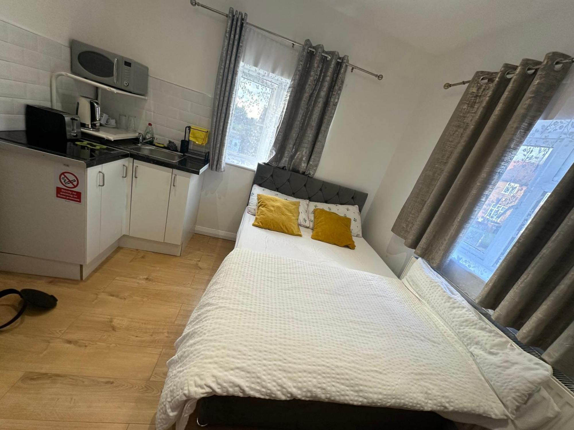 Luxury Ensuite 2Nd Studio Flat With Great Views In Keedonwood Road With Fully Own Bathroom Newly Added And Private Kitchenette Bromley Exteriér fotografie