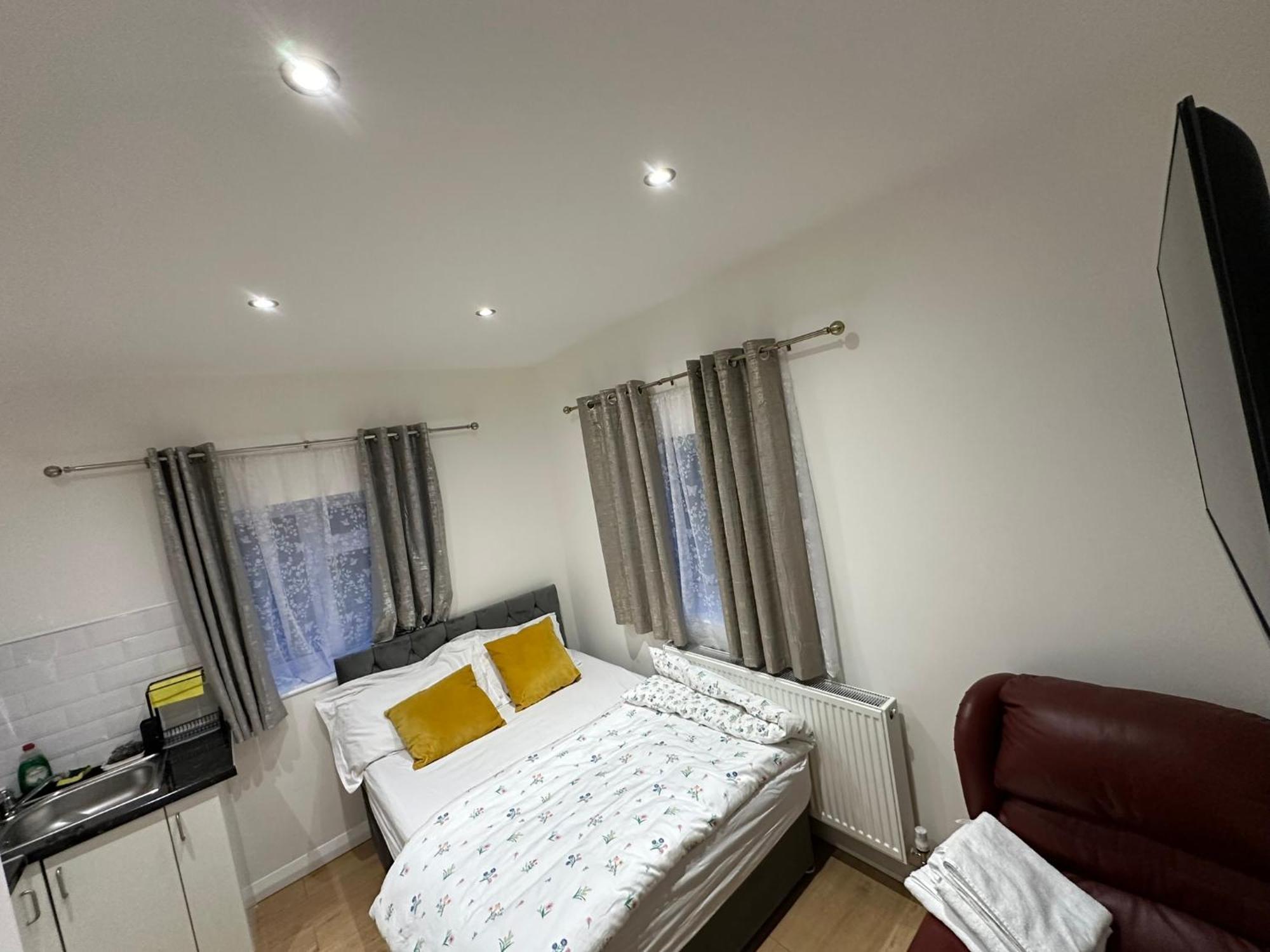 Luxury Ensuite 2Nd Studio Flat With Great Views In Keedonwood Road With Fully Own Bathroom Newly Added And Private Kitchenette Bromley Exteriér fotografie