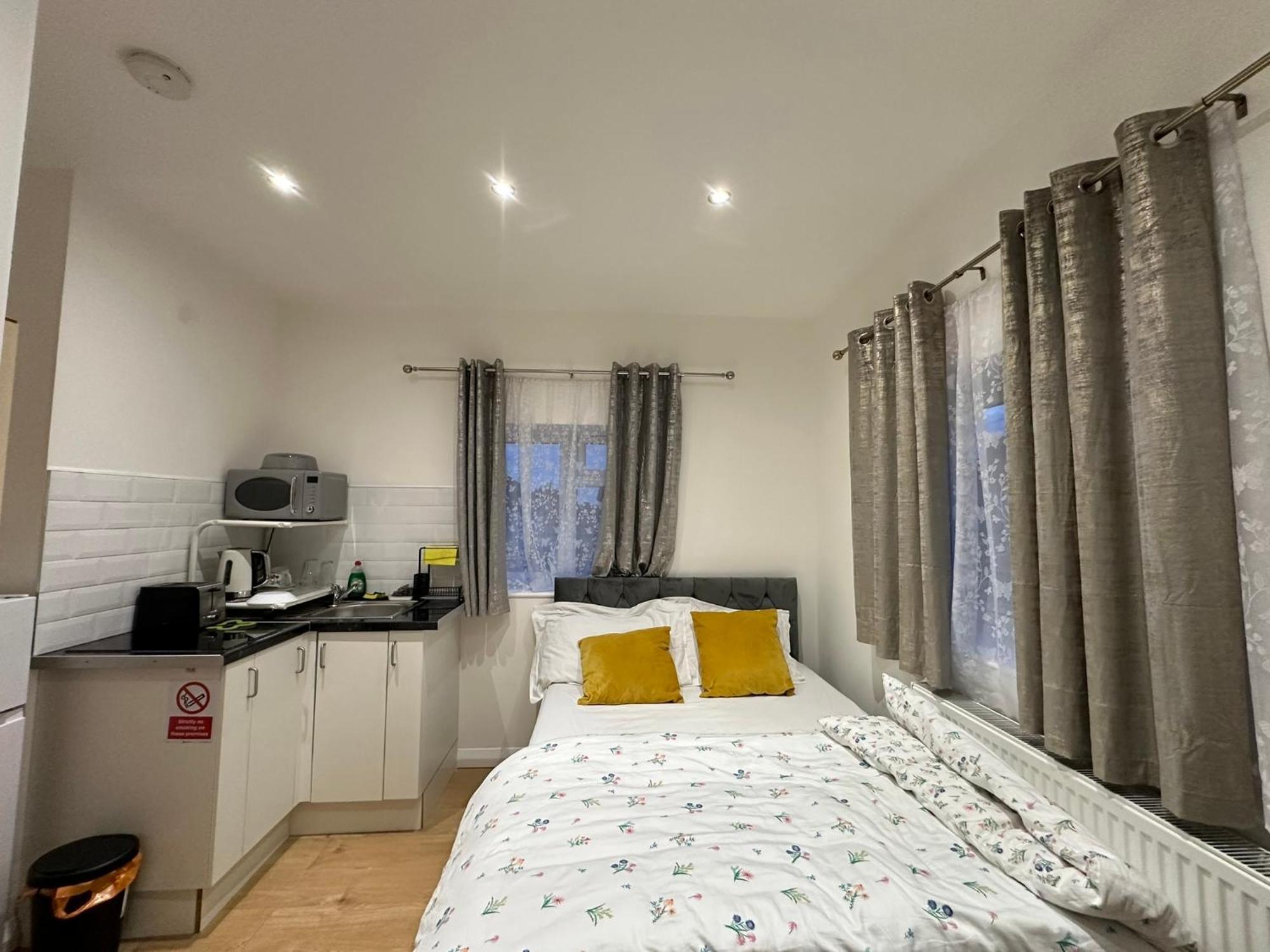 Luxury Ensuite 2Nd Studio Flat With Great Views In Keedonwood Road With Fully Own Bathroom Newly Added And Private Kitchenette Bromley Exteriér fotografie