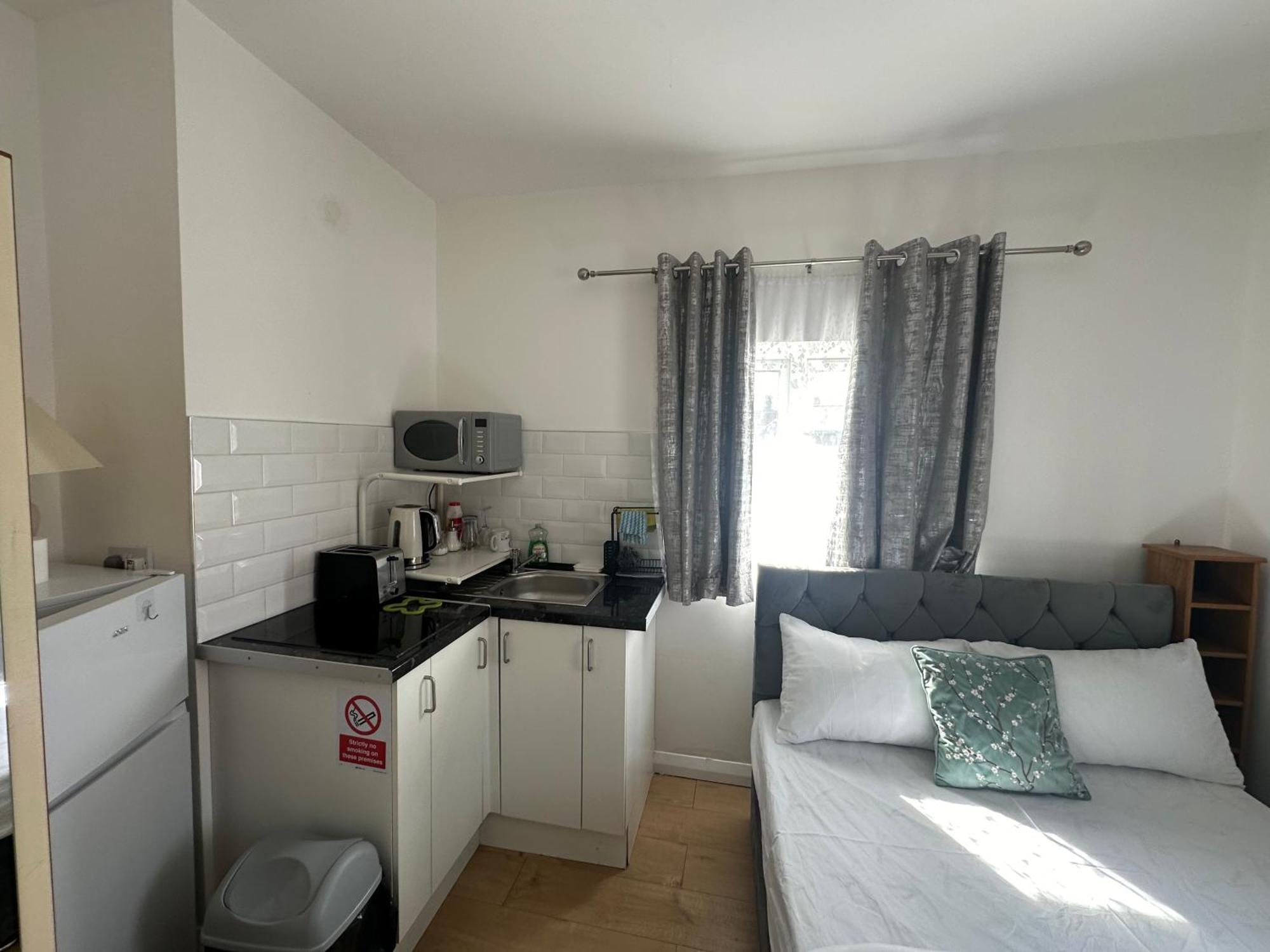 Luxury Ensuite 2Nd Studio Flat With Great Views In Keedonwood Road With Fully Own Bathroom Newly Added And Private Kitchenette Bromley Exteriér fotografie